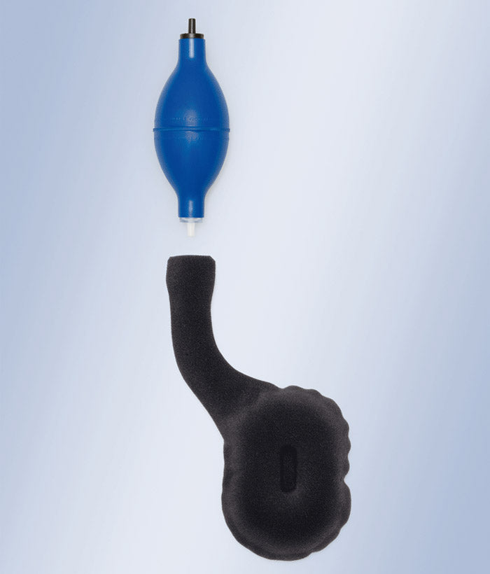 Pneumatic condylar relief cushion for hinged knee brace