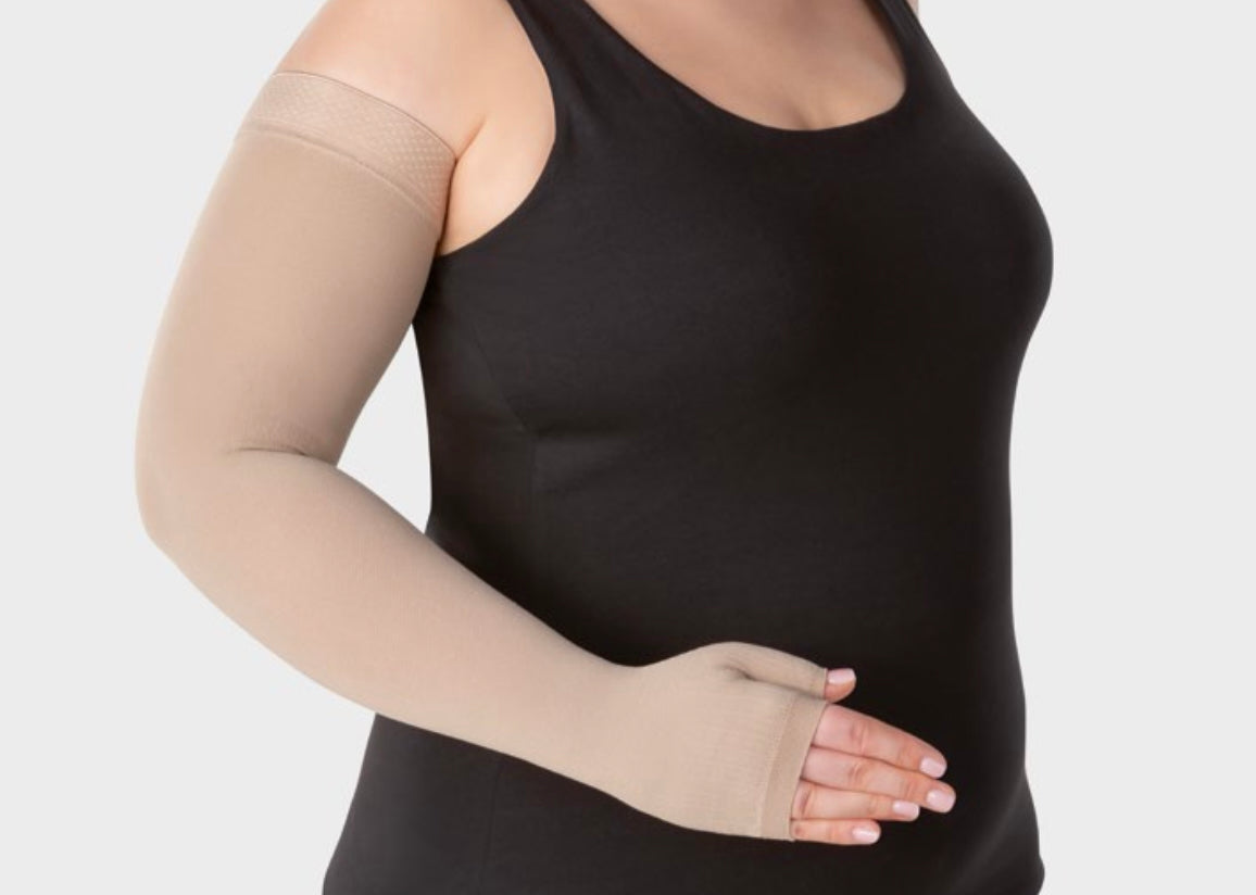 Manchon de compression avec main pour le traitement des lymphœdème des membres supérieurs