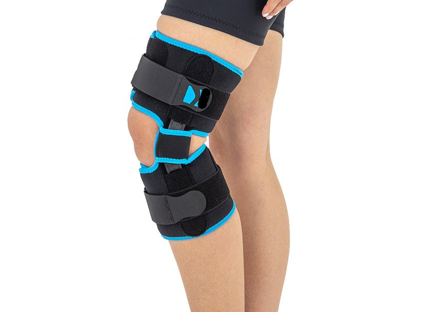 Articulated knee brace with full opening and adjustment