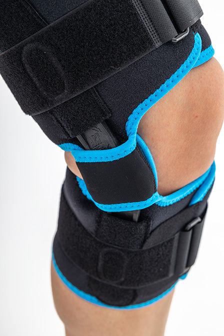 Articulated knee brace with full opening and adjustment
