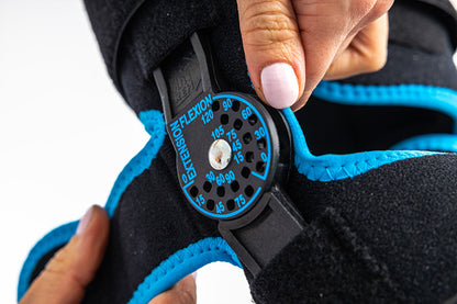 Articulated knee brace with full opening and adjustment
