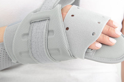 Orthèse de repos poignet-main-doigts sans pouce post-opératoire